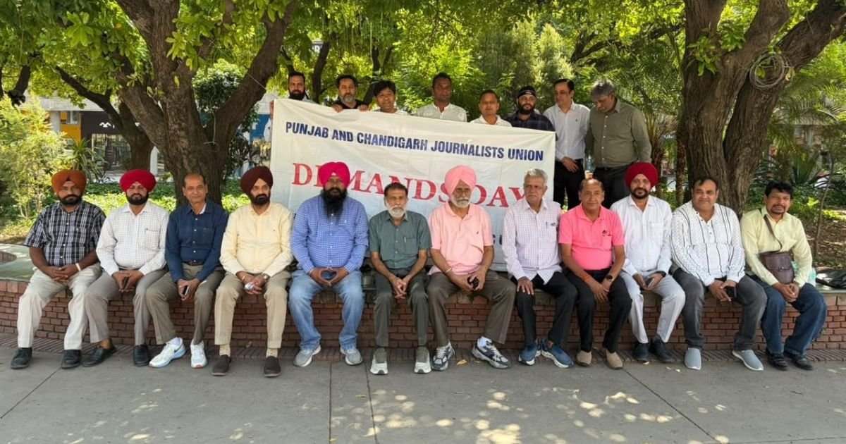 ਚੰਡੀਗੜ੍ਹ : ਪੱਤਰਕਾਰਾਂ ਵੱਲੋਂ ਮਨਾਇਆ ਗਿਆ ‘ਡਿਮਾਂਡ ਡੇ’, ਰਾਸ਼ਟਰਪਤੀ ਦੇ ਨਾਮ ਸੌਂਪੇ ਮੰਗ ਪੱਤਰ